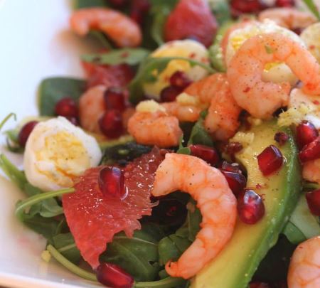 Salade composee oeufs caille crevettes avocat